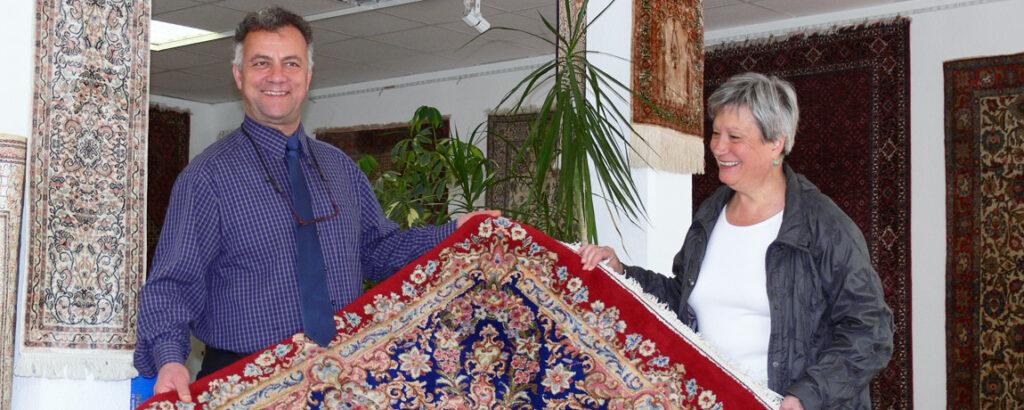 orientteppichhaus sinak bietet teppichreinigung nach persischer tradition: inhaber mit Kundin